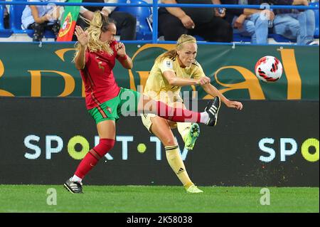 Portugal, le 2022 octobre, Joana Marchao du Portugal et Janice Cayman de Belgique ont photographié en action lors d'un match de football entre le Portugal et l'équipe nationale belge les flammes rouges au Portugal, le jeudi 06 octobre 2022, la demi-finale des jeux de qualification pour la coupe du monde des femmes de la FIFA 2023. BELGA PHOTO SEVIL OKTEM Banque D'Images