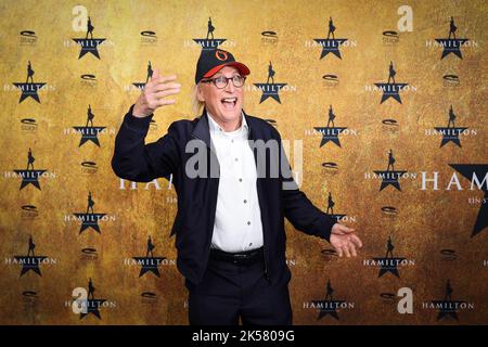 Hambourg, Allemagne. 06th octobre 2022. Le comédien Otto Waalkes marche sur le tapis rouge pour la première allemande de la comédie musicale « Hamilton » à l'Operettenhaus Hamburg. La production musicale sur la montée et la chute du père fondateur américain Alexander Hamilton est accompagnée d'un mélange de styles musicaux très différents, tels que le rap, le hip hop, R&B, pop, soul et jazz. Credit: Christian Charisius/dpa/Alay Live News Banque D'Images