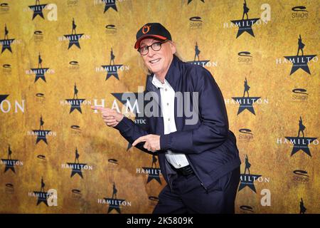 Hambourg, Allemagne. 06th octobre 2022. Le comédien Otto Waalkes marche sur le tapis rouge pour la première allemande de la comédie musicale « Hamilton » à l'Operettenhaus Hamburg. La production musicale sur la montée et la chute du père fondateur américain Alexander Hamilton est accompagnée d'un mélange de styles musicaux très différents, tels que le rap, le hip hop, R&B, pop, soul et jazz. Credit: Christian Charisius/dpa/Alay Live News Banque D'Images