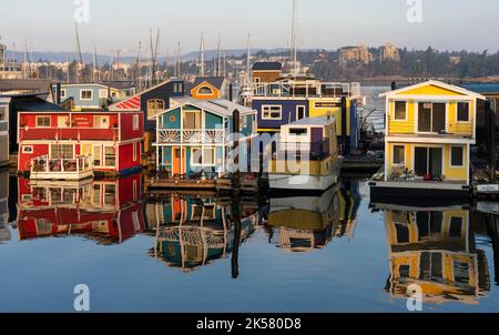 Maisons flottantes colorées à Fisherman's Wharf, dans le port de Victoria, Colombie-Britannique, Canada. Banque D'Images