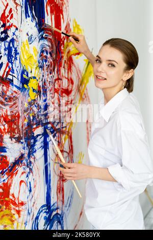 décoration intérieure peinture art femme mur coloré Banque D'Images