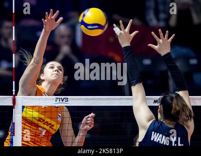 Rotterdam, pays-Bas, 2022-10-06 20:24:07 ROTTERDAM - Juliet Lohuis des pays-Bas en action contre Yunlu Wang de Chine pendant la coupe du monde de volley-ball à Ahoy. ANP KOEN VAN WEEL pays-bas hors - belgique hors Banque D'Images