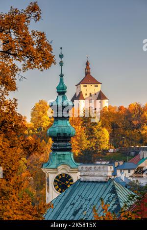 Le nouveau château de Banska Stiavnica en automne, Slovaquie, Europe. Banque D'Images