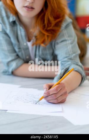 dessin école d'art hobby artiste féminine avec crayon Banque D'Images