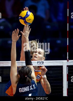 Rotterdam, pays-Bas, 2022-10-06 20:22:11 ROTTERDAM - Nika Daalderop (R) des pays-Bas en action contre Xiangyu Gong de Chine pendant la coupe du monde de volley-ball à Ahoy. ANP KOEN VAN WEEL pays-bas hors - belgique hors Banque D'Images