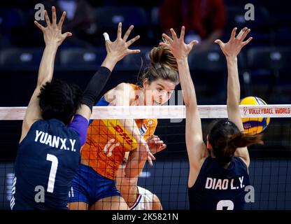 Rotterdam, pays-Bas, 2022-10-06 20:16:00 ROTTERDAM - Anne Buijs des pays-Bas en action contre Xinyue Yuan et Linyu Diao (R) de Chine pendant la coupe du monde de volley-ball à Ahoy. ANP KOEN VAN WEEL pays-bas hors - belgique hors Banque D'Images