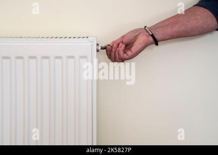 Purger une soupape de radiateur pour évacuer l'air emprisonné et assurer le bon fonctionnement du système de chauffage central. Banque D'Images