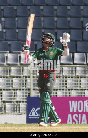 Sylhet, Bangladesh. 6th octobre 2022. Murshida Khatun, de l'équipe féminine du Bangladesh, célèbre après avoir mis en relation sa course lors du match entre la Malaisie et le Bangladesh de la coupe asiatique de cricket féminine 2022 au stade international de Sylhet. On 6 octobre 2022 à Sylhet, au Bangladesh. (Credit image: © MD Rafayat Haque Khan Eyepix G/eyepix via ZUMA Press Wire) Banque D'Images