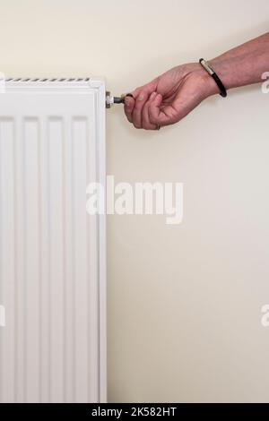 Purger une soupape de radiateur pour évacuer l'air emprisonné et assurer le bon fonctionnement du système de chauffage central. Banque D'Images