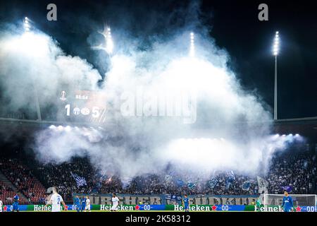 ZURICH, SUISSE - OCTOBRE 6 : fumée des fans du FC Zurich lors du match du groupe A - Ligue européenne de l'UEFA entre le FC Zurich et le PSV Eindhoven au Stadion Letzigrund sur 6 octobre 2022 à Zurich, Suisse (photo de Joris Verwijst/Orange Pictures) Banque D'Images
