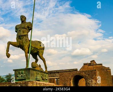 Statue mythique de centaure du sculpteur polonais Igor Mitoraj sur le forum de l'ancienne ville de Pompéi, détruite par l'éruption du volcan Vésuve Banque D'Images