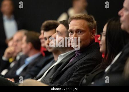 06 octobre 2022, Basse-Saxe, Osnabrück: Christian Lindner (FDP), ministre fédéral des Finances, siège dans le cinéma Arthouse à un événement de campagne des libéraux pour l'élection d'état en Basse-Saxe. Photo: Friso Gentsch/dpa Banque D'Images