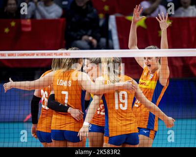 Rotterdam, pays-Bas, 2022-10-06 20:24:43 ROTTERDAM - Anne Buijs (R) des pays-Bas en action contre la Chine lors de la coupe du monde de volley-ball à Ahoy. ANP KOEN VAN WEEL pays-bas hors - belgique hors Banque D'Images