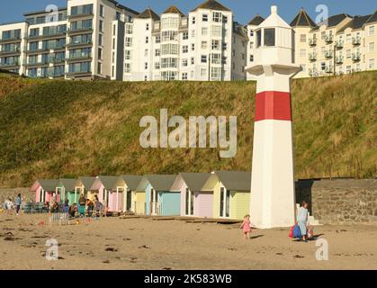 Huttes de plage colorées au pied de la promenade à Port Erin, île de Man. Banque D'Images