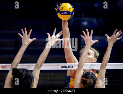 Rotterdam, pays-Bas, 2022-10-06 20:06:22 ROTTERDAM - Nika Daalderop des pays-Bas en action contre Wang Yuanyuan (L) et Linyu Diao de Chine pendant la coupe du monde de volley-ball à Ahoy. ANP KOEN VAN WEEL pays-bas hors - belgique hors Banque D'Images