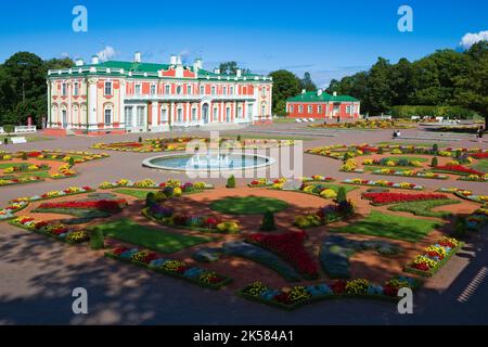 Palais Kadriorg et jardin fleuri avec fontaines à Tallinn, Estonie Banque D'Images