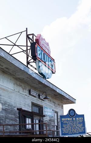 TUNICA, MISSISSIPPI/ÉTATS-UNIS - 11 juillet 2016 : porte d'accès au centre des visiteurs et musée de Blues - panneau Tunica et Highway 61 Blues. Banque D'Images