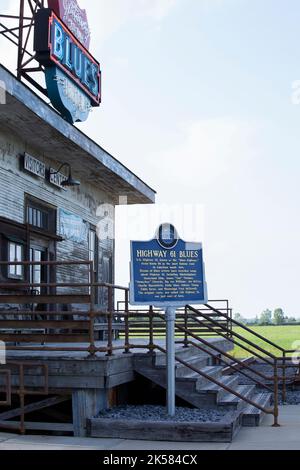 TUNICA, MISSISSIPPI/ÉTATS-UNIS - 11 juillet 2016 : porte d'accès au centre des visiteurs et musée de Blues - panneau Tunica et Highway 61 Blues. Banque D'Images