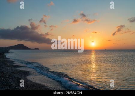 Plage de la mer d'Afandou à Rhodes au lever du soleil de la journée d'été, Grèce, Europe. Banque D'Images