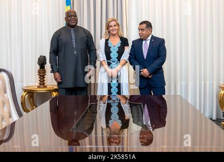 La comtesse de Wessex, aux côtés de Lord Ahmad (à droite), rencontre le Président de la République démocratique du Congo Felix Tshisekedi à la Cité de l'Union africaine à Kinshasa lors de sa visite en République démocratique du Congo. Date de la photo: Jeudi 6 octobre 2022. Banque D'Images