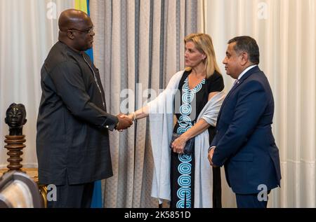 La comtesse de Wessex, aux côtés de Lord Ahmad (à droite), rencontre le Président de la République démocratique du Congo Felix Tshisekedi à la Cité de l'Union africaine à Kinshasa lors de sa visite en République démocratique du Congo. Date de la photo: Jeudi 6 octobre 2022. Banque D'Images