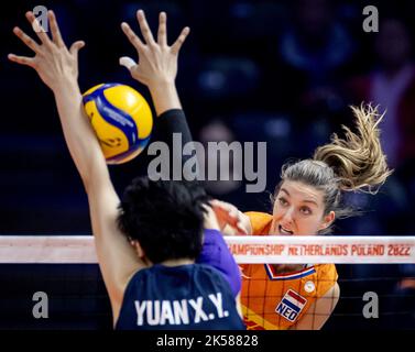 Rotterdam, pays-Bas, 2022-10-06 21:05:39 ROTTERDAM - Anne Buijs des pays-Bas en action contre Xinyue Yuan (L) de Chine pendant la coupe du monde de volley-ball à Ahoy. ANP KOEN VAN WEEL pays-bas hors - belgique hors Banque D'Images