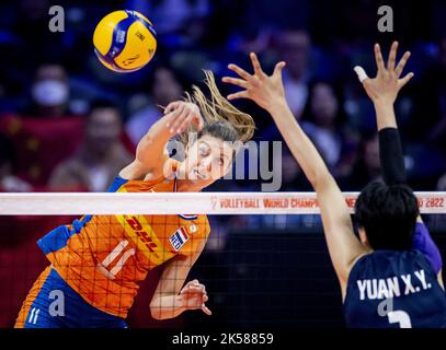 Rotterdam, pays-Bas, 2022-10-06 21:05:07 ROTTERDAM - Anne Buijs des pays-Bas en action contre Xinyue Yuan (R) de Chine pendant la coupe du monde de volley-ball à Ahoy. ANP KOEN VAN WEEL pays-bas hors - belgique hors Banque D'Images