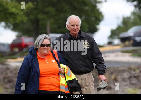 Georgetown, États-Unis. 01 octobre 2022. Caroline du Sud Gov. Henry McMaster, à droite, évalue les dommages causés par la tempête à la suite de l'ouragan de catégorie 1 Ian, 1 octobre 2022, à Georgetown, en Caroline du Sud. La vague de tempête de l'ouragan Ian a frappé la région de Grand Strand avec de hauts vagues et des vents. Banque D'Images