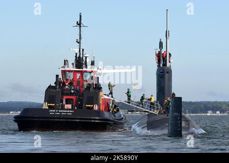 Groton, États-Unis. 06th octobre 2022. L'USS Oregon, sous-marin d'attaque rapide de classe Virginie de la Marine américaine, est réapprovisionné du remorqueur John P. Wronowski lors de manœuvres sur la Tamise près de la base sous-marine navale de New London, 6 octobre 2022, à Groton, Connecticut. Crédit : pO2 Wesley propriétaire/États-Unis Navy/Alamy Live News Banque D'Images