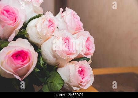 Rose blanc Rose O'hara. Un bouquet de roses roses roses. Cadeau pour la Saint-Valentin.branche de roses sur fond flou. Vacances, carte de vœux. Espace de copie Banque D'Images