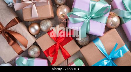 Boîtes-cadeaux de Noël avec rubans colorés et boules de Noël. Le concept de Noël et du nouvel an. Banque D'Images