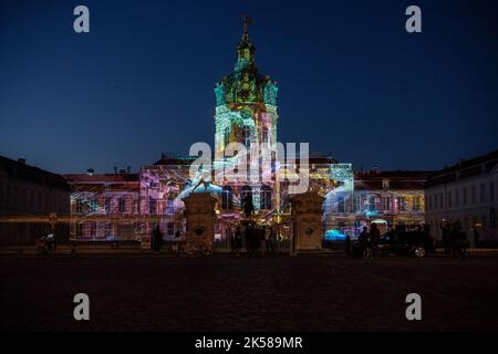 Berlin, Allemagne. 06th octobre 2022. Le palais de Charlottenburg est illuminé pendant la répétition du Festival des lumières. Credit: Paul Zinken/dpa/Alay Live News Banque D'Images