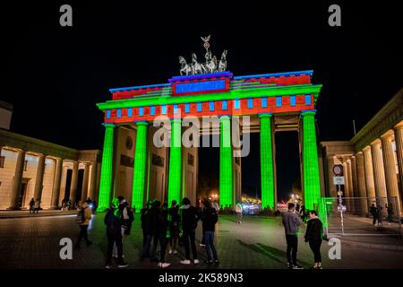 Berlin, Allemagne. 06th octobre 2022. La porte de Brandebourg est illuminée pendant la répétition du Festival des lumières. Credit: Paul Zinken/dpa/Alay Live News Banque D'Images