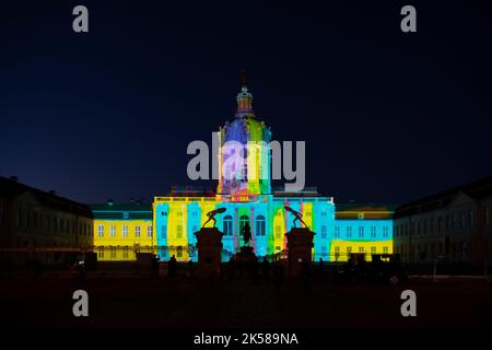 Berlin, Allemagne. 06th octobre 2022. Le palais de Charlottenburg est illuminé pendant la répétition du Festival des lumières. Credit: Paul Zinken/dpa/Alay Live News Banque D'Images