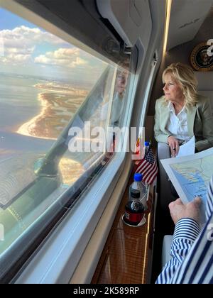 Myrtel Beach, États-Unis. 05th octobre 2022. La première dame des États-Unis, Jill Biden, regarde de l'hélicoptère Marine One la destruction causée par l'ouragan de catégorie 4, Ian, au cours d'une visite de la région ravagée, 5 octobre 2022 à Myrtle Beach, Floride. Crédit : Adam Schultz/White House photo/Alay Live News Banque D'Images