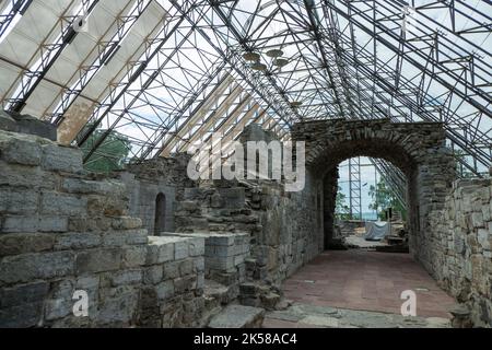 Ruine historique de la cathédrale de Hamar, protégée par un entrepôt de verre Banque D'Images