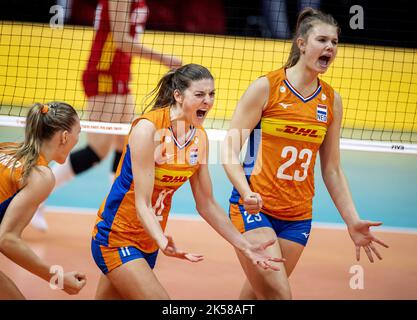 Rotterdam, pays-Bas, 2022-10-06 21:44:59 ROTTERDAM - Anne Buijs et Eline Timmerman (R) des pays-Bas en action contre la Chine lors de la coupe du monde de volley-ball à Ahoy. ANP KOEN VAN WEEL pays-bas hors - belgique hors Banque D'Images