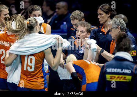 Rotterdam, pays-Bas, 2022-10-06 21:43:58 ROTTERDAM - l'entraîneur national Avital Selinger des pays-Bas en action contre la Chine pendant la coupe du monde de volley-ball à Ahoy. ANP KOEN VAN WEEL pays-bas hors - belgique hors Banque D'Images