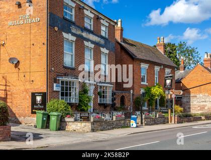 Le pub Bulls Head dans le village de Worcestershire à Inkberrow. Banque D'Images