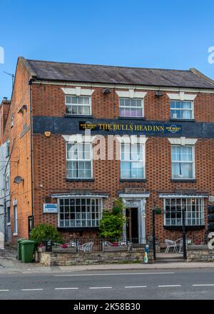 Le pub Bulls Head dans le village de Worcestershire à Inkberrow. Banque D'Images