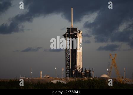 Cape Canaveral, Floride, États-Unis. 4th octobre 2022. Une fusée SpaceX Falcon 9 à bord du vaisseau spatial Crew Dragon de la société est visible sur le plateau de lancement du Launch Complex 39A alors que les préparatifs se poursuivent pour la mission Crew-5, le mardi 4 octobre 2022, au Kennedy Space Center de la NASA, en Floride. La mission SpaceX Crew-5 de la NASA est la cinquième mission de rotation d'équipage du vaisseau spatial SpaceX Crew Dragon et de la fusée Falcon 9 à destination de la Station spatiale internationale dans le cadre du programme d'équipage commercial de l'agence. Nicole Mann et Josh Cassada, astronautes de la NASA, Koichi Wak, astronautes de l'Agence japonaise d'exploration aérospatiale (JAXA) Banque D'Images