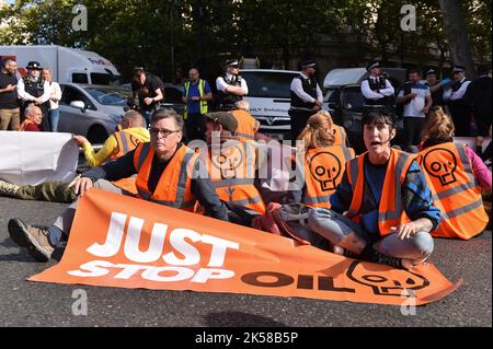 Londres, Royaume-Uni. 06th octobre 2022. Les manifestants tiennent une bannière pendant la manifestation assise à Trafalgar Square. Le groupe de militants du climat Just Stop Oil a bloqué les routes autour de Trafalgar Square le 6th jour de l'action d'Occupy Westminster, exigeant de mettre fin à toutes les licences et consentements futurs pour l'exploration, le développement et la production de combustibles fossiles au Royaume-Uni. Crédit : SOPA Images Limited/Alamy Live News Banque D'Images