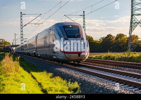 Une ligne de chemin de fer avec un train ICE traversant la zone rurale, Allemagne Banque D'Images