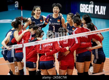 Rotterdam, pays-Bas, 2022-10-06 22:07:59 ROTTERDAM (Neth.) - Les joueurs de Chine célèbrent la victoire sur les pays-Bas après le match lors de la coupe du monde de volley-ball à Ahoy. ANP KOEN VAN WEEL pays-bas hors - belgique hors Banque D'Images