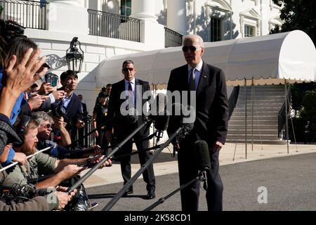 Washington, Vereinigte Staaten. 06th octobre 2022. Le président des États-Unis Joe Biden s'adresse aux médias sur la pelouse sud de la Maison Blanche à Washington, DC avant son départ pour Poughkeepsie, New York, sur 6 octobre 2022. Credit: Yuri Gripas/Pool via CNP/dpa/Alay Live News Banque D'Images