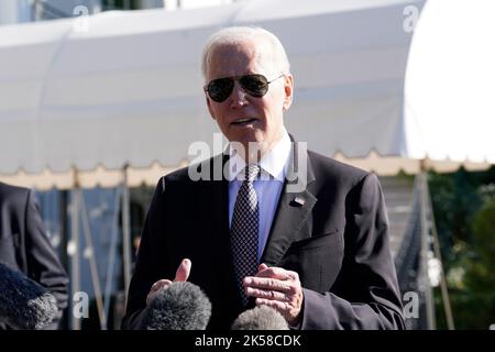 Washington, Vereinigte Staaten. 06th octobre 2022. Le président des États-Unis Joe Biden s'adresse aux médias sur la pelouse sud de la Maison Blanche à Washington, DC avant son départ pour Poughkeepsie, New York, sur 6 octobre 2022. Credit: Yuri Gripas/Pool via CNP/dpa/Alay Live News Banque D'Images