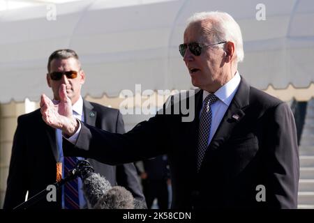 Washington, Vereinigte Staaten. 06th octobre 2022. Le président des États-Unis Joe Biden s'adresse aux médias sur la pelouse sud de la Maison Blanche à Washington, DC avant son départ pour Poughkeepsie, New York, sur 6 octobre 2022. Credit: Yuri Gripas/Pool via CNP/dpa/Alay Live News Banque D'Images