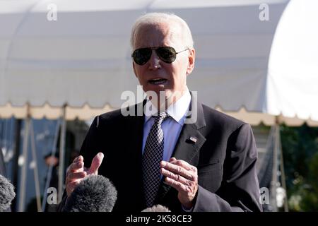 Washington, Vereinigte Staaten. 06th octobre 2022. Le président des États-Unis Joe Biden s'adresse aux médias sur la pelouse sud de la Maison Blanche à Washington, DC avant son départ pour Poughkeepsie, New York, sur 6 octobre 2022. Credit: Yuri Gripas/Pool via CNP/dpa/Alay Live News Banque D'Images