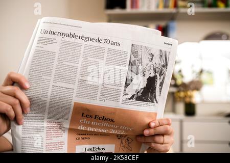 Paris, France - 9 septembre 2022: Lire la dernière page couverture du journal d'affaires les Echos rendre hommage à la Reine après sa mort - adieu - la reine Elizabeth II est décédée au château de Balmoral en Écosse Banque D'Images