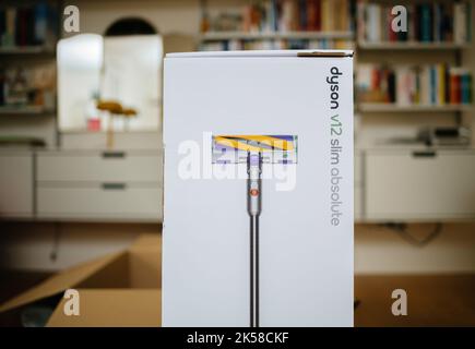 Paris, France - 16 juillet 2022 : gros plan du carton contenant un nouvel aspirateur sans fil à piles de Dyson V12 SLIM Absolute avec étagères de salon en arrière-plan Banque D'Images